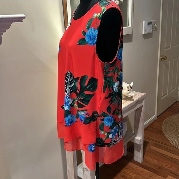 #32 Gorgeous Vince Camuto Red Floral Sleeveless Top Sz Large - Picture 2 of 10